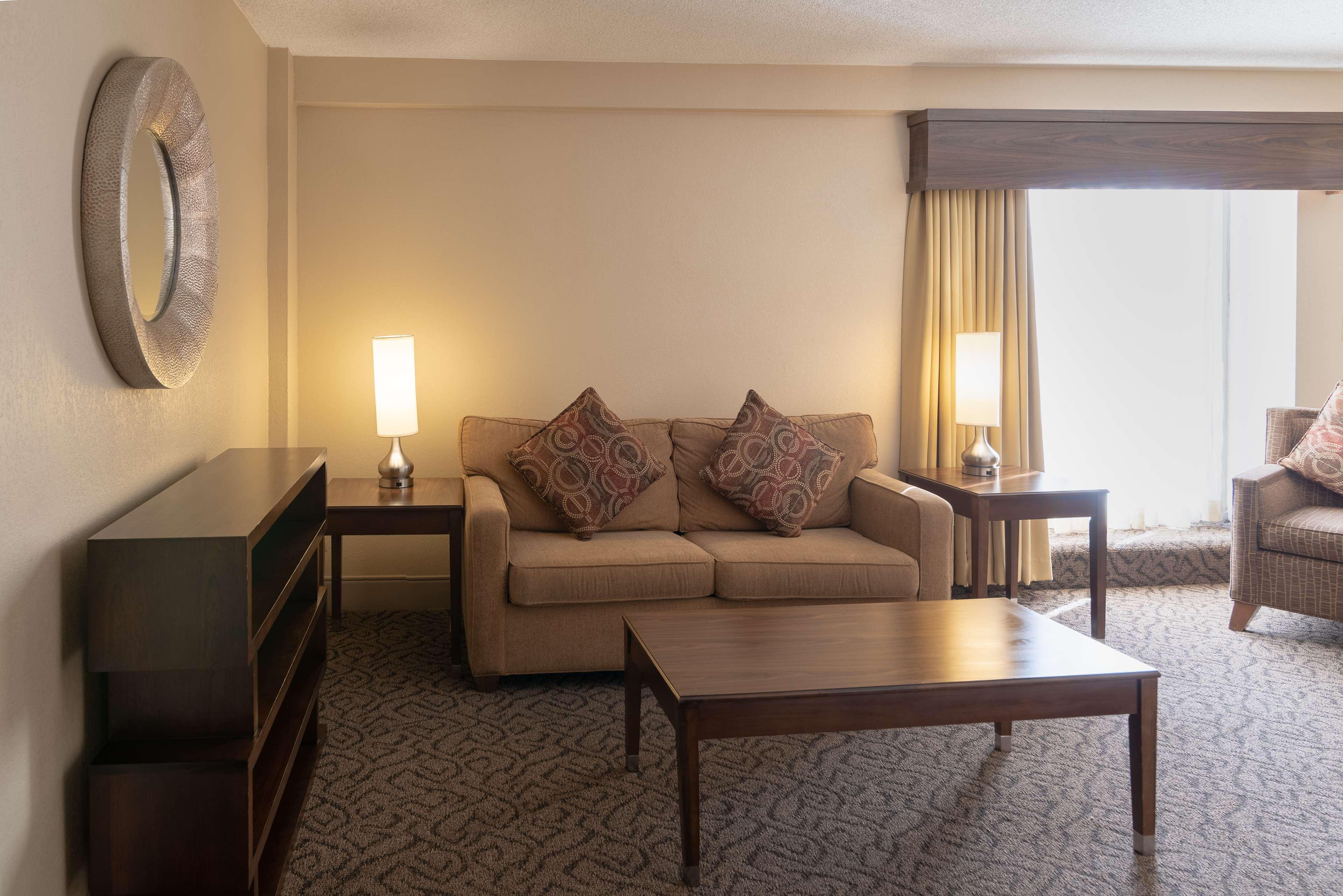 Hotel Doubletree By Hilton Norfolk Airport Exterior foto